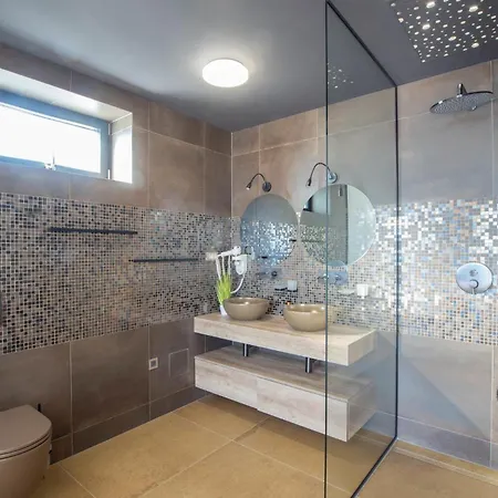 Ferienhaus Gorgeous In With Sauna Jesenice (Split-Dalmatia)
